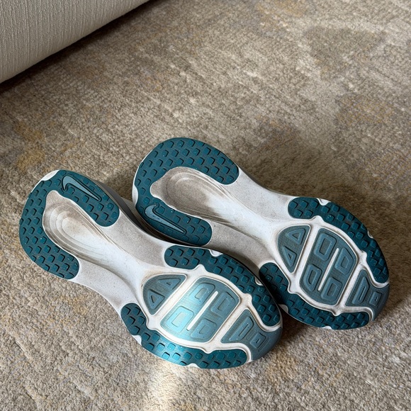 Nike Vomero 18 (sz 8) - Picture 5 of 5